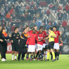 Muchos de los jugadores del Nàstic rodearon al árbitro al final del partido.