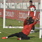 Fabrice Ondoa, entrenant amb el primer equip del Sevilla, una situació que és habitual des de la seva arribada al club andalús.