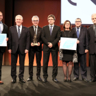 Los tres premiados en el escenario con el presidente de la Generalitat, Carles Puigdemont.