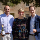 La alcaldesa de Prades, Lídia Bargas, con el director general de Bodegas Torres, Miquel Torres (derecha) y el director de viticultura, Xavier Sort (izquierda), con el vino 'Sonidos de Prades'.