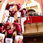 Els Castellers de Tortosa aixecant un castell en la Diada de la Cinta amb les autoritats mirant des del balcó de l'Ajuntament. Imatge del 4 de setembre de 2016 (horitzontal)