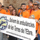 Trabajadores del transporte sanitario de las Terres de l'Ebre concentrados por la plataforma Salvem les Ambulàncies en la delegación del Gobierno en Tortosa.