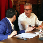 Pla mig de l'alcalde de Tarragona, Josep Fèlix Ballesteros, parla amb Alejandro Fernández, d'esquenes, durant el ple del 30 de setembre de 2016