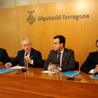 El presidente de la Diputación de Tarragona, Josep Poblet, acompañado de los vicepresidentes y del diputado de Hacienda y Economía, Lluís Soler, durante la presentación del presupuesto del 2017, en rueda de prensa, el 24 de noviembre del 2016