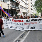 Imatge de la manifestació d'estudiants a Tarragona contra les revàlides, amb una pancarta.