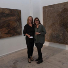 Núria Rion (a la dreta) i Cecília Lobel (a l'esquerra), directora de la galeria L&B Contemporary Art, davant de les obres Estrats IV i Estrats I.