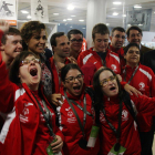 La ministra de Sanidad e Igualdad, Dolors Montserrat, rodeada de participantes del Special Olympics Reus de Cataluña.