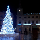 L'arbre nadalenc lluminós que ocupa el centre de la plaça del Mercadal.