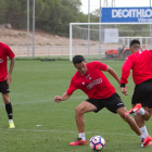 El capità Ramon Folch disputa una pilota amb Jorge Díaz, en un dels entrenaments, sota la mirada atenta del lateral Ángel Martínez.
