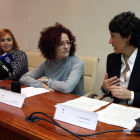 Rosa Cardona, coordinadora de la fundació privada Gentis a Tarragona, Carme Navarro, regidora de Benestar Social d'Alcanar, i Íngrid Borràs, directora de l'àrea de negoci de la zona d'Amposta de CaixaBank. Imatge del 28 de novembre de 2016 (horitzontal)