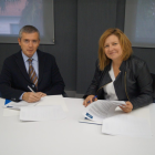 La Directora General de la Associació, Teresa Pallarès, i el director comercial de la companyia, Antoni Aragonès, en l'acte de signatura de l'acord de col·laboració.
