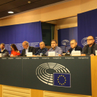 El secretario nacional ferroviario del UGT-Cataluña, José Bravo, con trabajadores de la empresa y el eurodiputado Josep Maria Terricabras en el Parlamento Europeo en Bruselas el 29 de noviembre (horizontal)