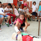 Los perros ayudan a los niños en el primer día de clase.