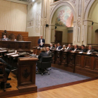 Pla obert del plenari de la Diputació de Tarragona, amb Josep Fèlix Ballesteros explicant la moció, dret. Imatge del 6 d'octubre de 2017