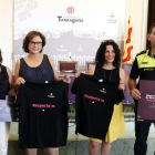 Plano general de la presentación de la campaña 'Respecta'm' durante las fiestas del 2017 en el Ayuntamiento de Tarragona, con la concejala Ana Santos mostrando una camiseta con el lema.