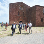El delegado territorial de cultura, el presidente de la Diputación, la consejera|consellera y el alcalde de Riudecanyes durante la visita al castillo.