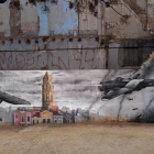 El mural pintat per Josep Prous està ubicat a l'encreuament entre la Riera Miró i el carrer del Roser.