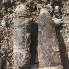 Imatge dels dos projectils d'artilleria de la Guerra Civil espanyola trobats prop del castell d'Ascó