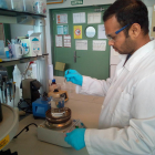 El practicant Sammes Lakade realitza l'anàlisi d'un dels teixits al laboratori de la facultat de Química de la URV.