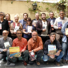 Fotografia de família dels autors tarragonins i ebrencs que presenten novetats per Sant Jordi amb el grup de Cossetània Edicions.