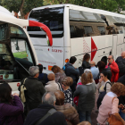 Pla obert picat de diversos passatgers esperant per pujar a l'autobús a Tarragona l'11 de novembre de 2017