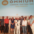 La nueva junta de omnium Cultural Baix Penedès con el presidente de la entidad.