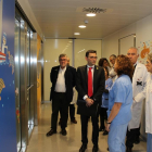 El director del Servicio Catalán de la Salud, David Elvira, visitando las instalaciones de la nueva UCI pediátrica.