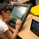 Una alumna con discapacidad visual usando una tableta adaptada.