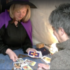 La tarotista Pepi Cervera adivinando el futuro con las cartas en la pasada edición de la feria.