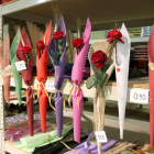 Diverses roses amb embolcalls de colors exposats a Mercabarna.