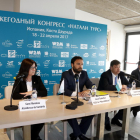 El presidente de Natalie Tours, Vladimir Vorobiev (segundo por la derecha), interviniendo en rueda de prensa al lado de los responsables de empresas receptoras y de la alcaldesa de Cambrils