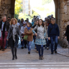 En primer terme, Marta Serrano i Esther Lozano, dirigint el grup que s'incorpora a la plaça del Pallol des del Portal del Roser.