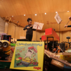 Dos violinistas en el escenario del conservatorio e imágenes de algunos juguetes