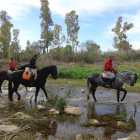 Genets i cavalls recorren el riu Francolí al seu pas per Tarragona