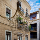 L'obra ret homenatge a l'escultura de Josep Maria Subirachs coneguda com L'arquitecte, que es troba en aquest indret, i al propi espai urbà.
