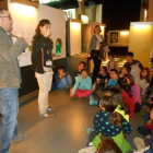 Imagen de una visita de la escuela Tres Pins de Barcelona, donde se enseña de manera bilingüe, entre lengua oral y lengua de signos.