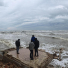 Pla obert d'una platja de Deltebre afectada pel temporal. Imatge del 21 de gener de 2017