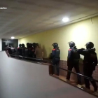 Imatge dels agents dels Mossos d'Esquadra a punt de realitzar una entrada i escorcoll durant l'operació policial.
