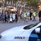 Agentes acompañando a ciudadanos para alejarse del centro de Barcelona el jueves por la tarde.