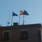 Imagen de la fachada del Ayuntamiento del Vendrell con la bandera ausente.