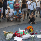 Flores y velas depositadas este viernes delante del mosaico de Miró en las Ramblas de Barcelona.