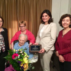 La centenaria Carmen Noguera acompañada de la concejala de Deportes, Elisa Vedrina, y sus familiares.