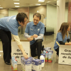 Voluntaris recollint la llet proporcionada per ciutadans durant la campanya.