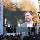 Pla general del míting central d'ERC en la campanya del 21-D, amb una foto gegant d'Oriol Junqueras projectada a l'escenari.