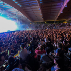 Imagen de la pista cubierta de la Pueblo, llena hasta los topes para asistir al concierto.