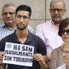 Un musulmà subjecta un cartell que diu «No són mus