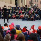 Imatge de la cantada de nadales que diversos escolars tarragonins han fet davant del Mercat Central.