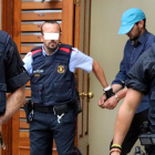 El tercer detingut a Ripoll en el marc de la investigació pels atemptats territoristes, sortint de l'edifici de la plaça Gran aquest 18 d'agost del 2017