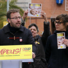 El candidato de la CUP Vidal Aragonés, número tres de la lista por Barcelona, acompañado de las exdiputadas Gabriela Serra y Mireia Vehí en una rueda de prensa en Cornellà de Llobregat.