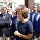 Pla mig de la vicepresidenta del govern espanyol, Soraya Sáenz de Santamaría, visitant la zona de l'atemptat de Cambrils acompanyada de l'alcaldessa del municipi, Camí Mendoza, entre d'altres, el 19 d'agost de 2017